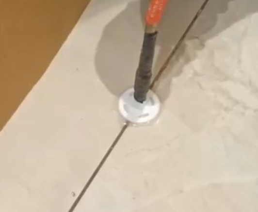 梅里斯瓷砖空鼓维修公司专业解答瓷砖在铺贴过程中，如果没有涂抹均匀到位的粘结材料（如水泥砂浆或瓷砖胶），可能会导致以下问题