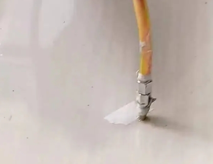 梅里斯瓷砖空鼓维修公司专业解答在瓷砖铺贴过程中，如果使用的砂料过粗（如全部使用了粗砂），可能会导致以下问题